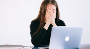Gaslighting Nedir? Psikolojik Manipülasyonu Anlamanın 7 Kritik İşareti