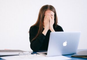 Gaslighting Nedir? Psikolojik Manipülasyonu Anlamanın 7 Kritik İşareti
