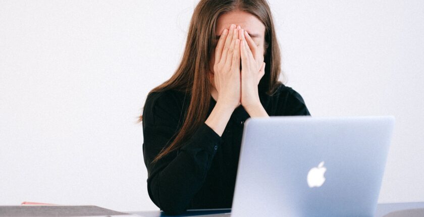 Gaslighting Nedir? Psikolojik Manipülasyonu Anlamanın 7 Kritik İşareti