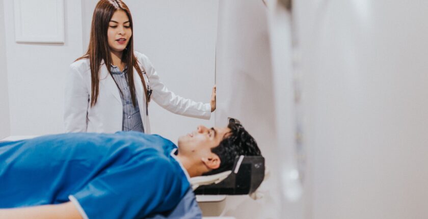 Göğüste Sıkışma Hissi ve Nefes Darlığı Neden Olur? Ne Zaman Acile Gidilmeli? Göğüste Sıkışma Hissi ve Nefes Darlığı Neden Olur? Ne Zaman Acile Gidilmeli?