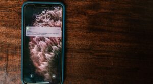 Hayalet Titreşim Sendromu Nedir? Telefon Çalmadan Titriyor Sanmanın Nedenleri