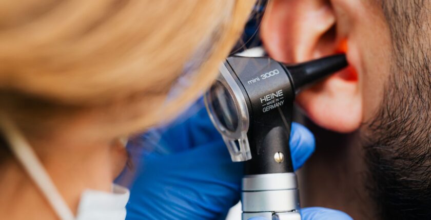 Kulak Çınlaması (Tinnitus) Neden Olur? Çözüm ve Rahatlatma Yöntemleri Kulak Çınlaması (Tinnitus) Neden Olur? Çözüm ve Rahatlatma Yöntemleri