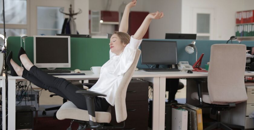 Masa Başı Çalışanlar İçin Duruş Bozukluğu (Postür) Egzersizleri ve Ergonomik Öneriler Masa Başı Çalışanlar İçin Duruş Bozukluğu (Postür) Egzersizleri ve Ergonomik Öneriler
