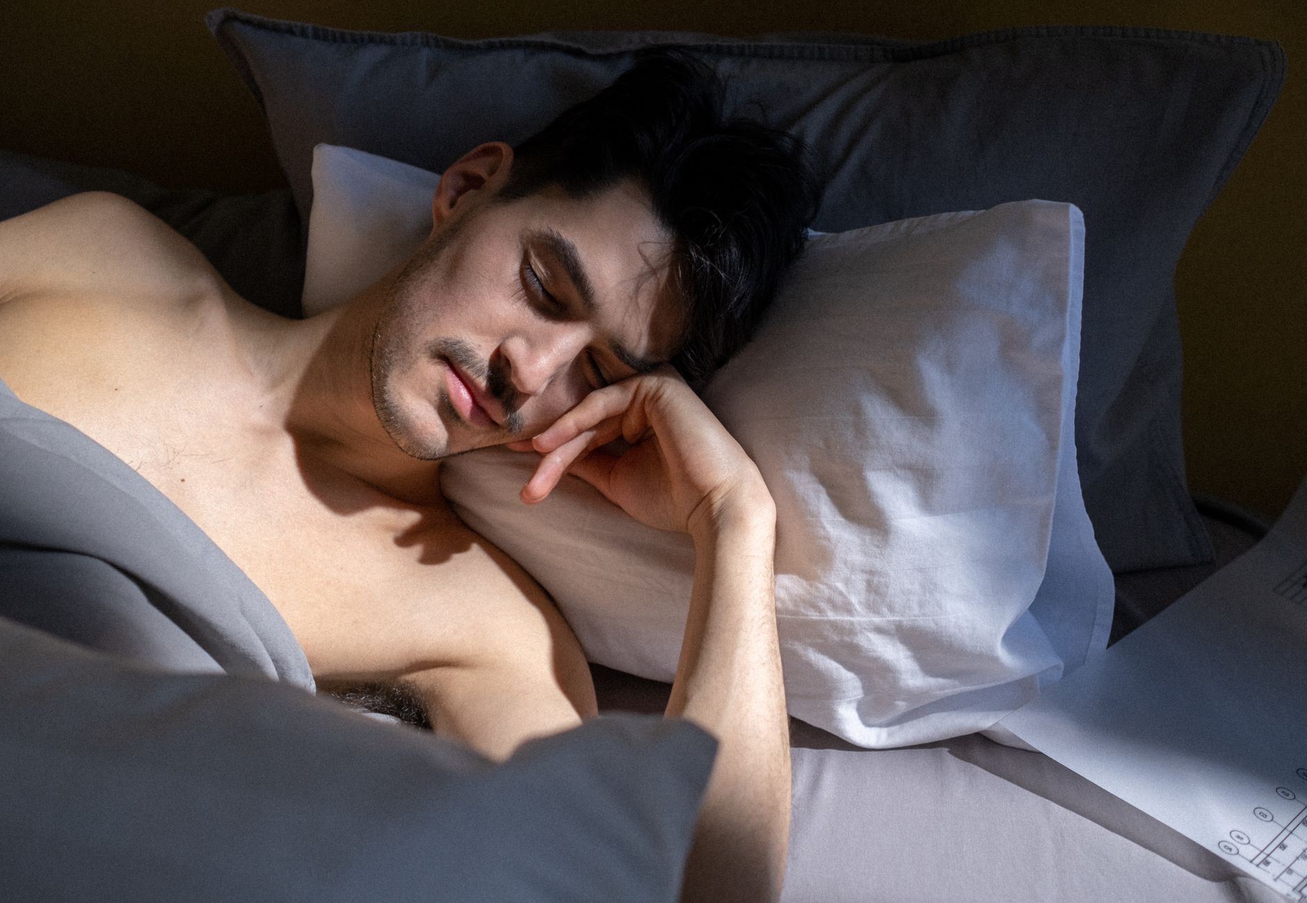 Mavi Işığın Melatonin Hormonuna Etkisi: Ekranların Uyku Kalitesini Bozma Bilimi