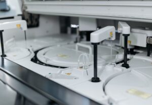 Robotik Eczane Sistemleri: Hastanelerde İlaç Hatalarını Engelleyen Yapay Zeka