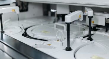 Robotik Eczane Sistemleri: Hastanelerde İlaç Hatalarını Engelleyen Yapay Zeka