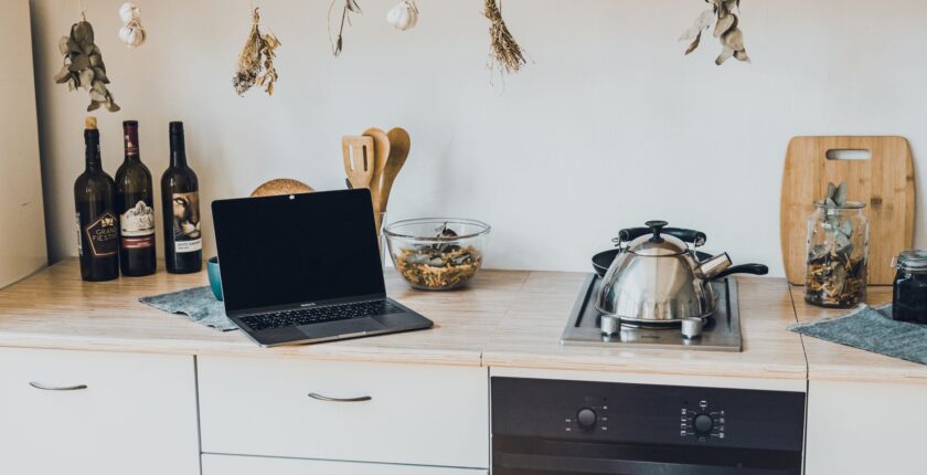 Sağlıklı Yemek Pişirme Kapları Nasıl Seçilir? Teflon, Granit, Döküm ve Çelik Analizi