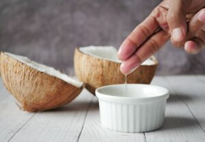 Yağ Çekme (Oil Pulling) Nedir? Hindistan Cevizi Yağı ile Diş Beyazlatma Rehberi