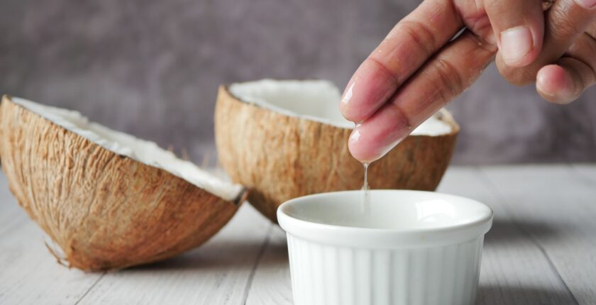 Yağ Çekme (Oil Pulling) Nedir? Hindistan Cevizi Yağı ile Diş Beyazlatma Rehberi Yağ Çekme (Oil Pulling) Nedir? Hindistan Cevizi Yağı ile Diş Beyazlatma Rehberi