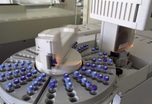 Yapay Zeka Destekli İlaç Keşfi: İlaç Geliştirme Sürecini Yarıya İndiren Teknolojiler